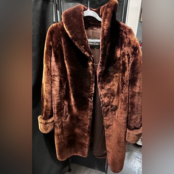 Elegant Chocolate Vintage Beaver Fur Coat - Picture 2 of 5